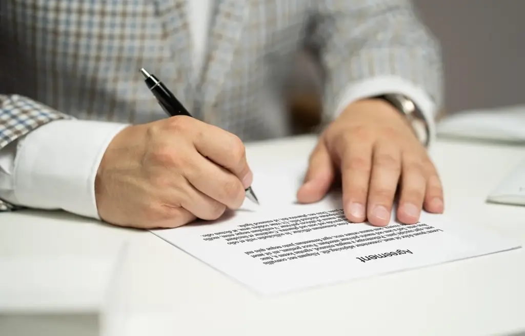 Two business people shaking hands after signing a contract representing Committed ARR
