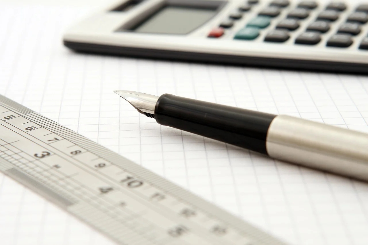 calculator and graph on a desk, representing ARR calculation